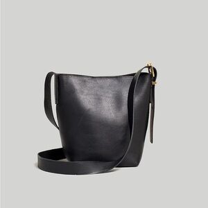 Essential Mini Bucket Tote - black NWTO